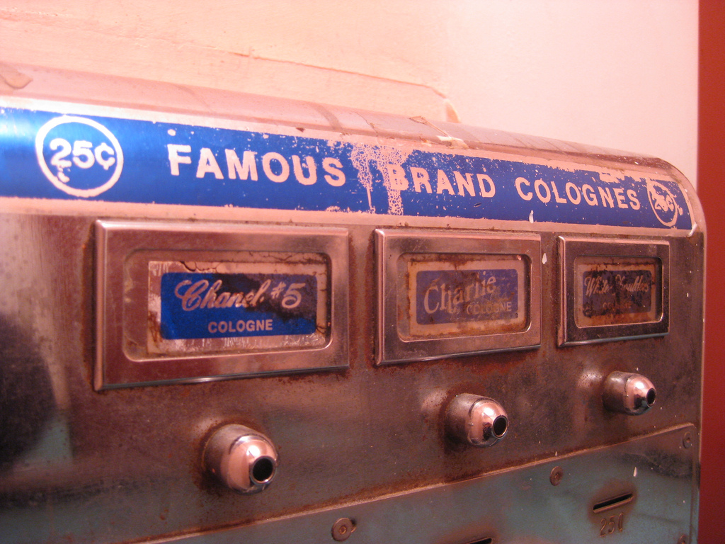 vintage-perfume-dispenser